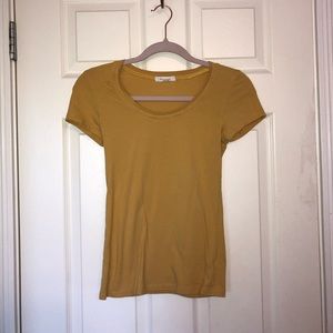 Super cute mustard yellow t-shirt